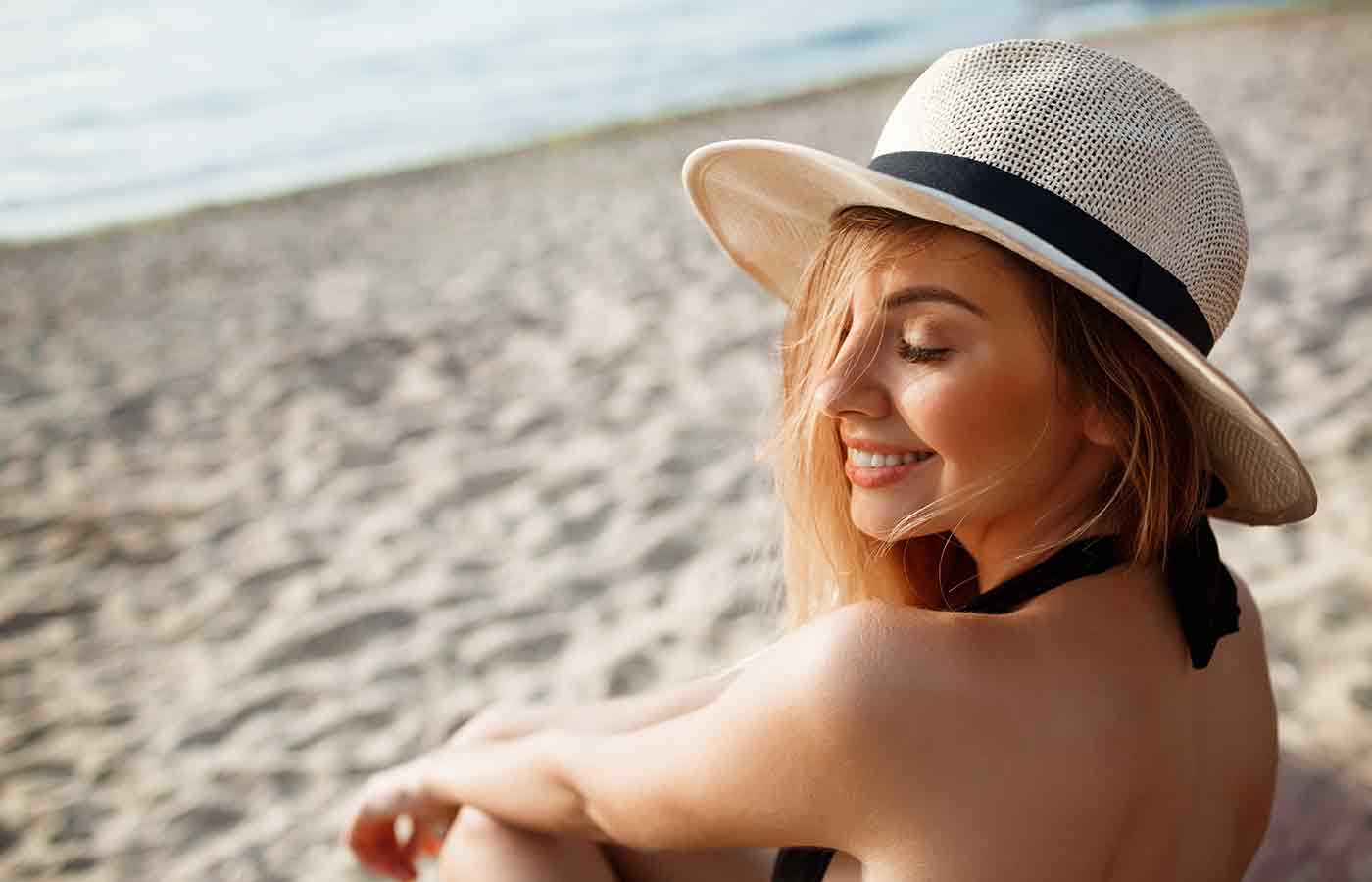 Consejos para prevenir el acné en la espalda de una mujer