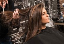 Mujer luciendo pelo con mecha estilo Face Framing
