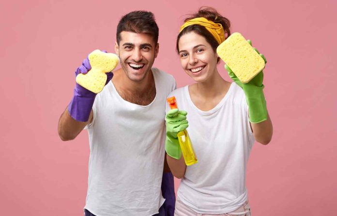 Pareja limpiando el hogar usando trucos baratos