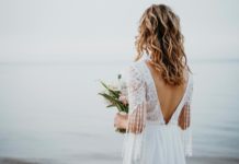 Mujer a punto de casarse cuida los detalles de la boda