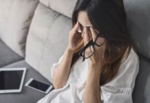 Mujer sufre misokinesia y le produce asieada
